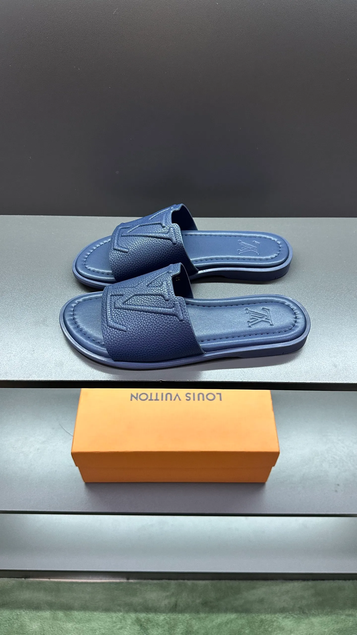 P280 🔍Top purchasing agent LV men's spring and summer slippers counter synchronized. The uppers are made of cowhide fabric imported from Italy, with logo graphics and high-quality craftsmanship. The soles are: original soles specially provided by the original factory. Exclusive molded soles are super comfortable. Original factory follow-up orders. 🔍🔍High quality. You can enter and exit the counter at will. Welcome to compare. Size 38-45